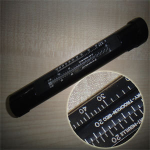 搖表或干濕球溫度計:最常用的溫度和相對濕度工具，通過干球和濕球的溫度差來查出相對濕度。搖表要對風搖動15－ 30 秒，重復到讀數(shù)穩(wěn)定。搖動好以后，要先看濕球的讀數(shù)，因為它變化較快。在儲罐內(nèi)使用搖表，可能會把水甩到噴砂好的鋼板表面，這時需要使用下面介紹的工具。