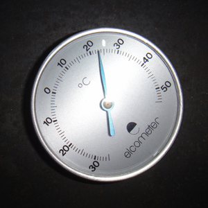 機械式鋼板表面溫度計:用磁性吸在鋼板表面，讀數(shù)較慢，需要20－30 分鐘。需要注意的是，由于讀數(shù)時間較長，請不要遺忘。也不要放在人常走到的底部，以免踩壞。