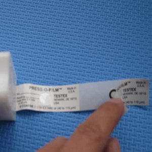 復制膠帶和厚度測量儀：使用可變形的復制膠帶進行表面粗糙度檢測，有兩種規(guī)格的復制膠帶可供選用，超粗級膠帶可以測量范圍為37.5－112.5微米（1.5－4.5mils）。測量結(jié)果要減去膠帶本身的厚度50微米（2mils）。復制膠帶測量標準為NACE RP0287 －95。膠帶貼在報告上面，可以作為永久性記錄。