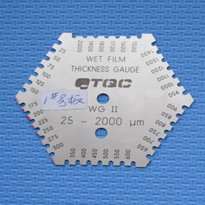 濕膜測厚儀:濕膜測厚儀可以用于幾乎所有的涂產(chǎn)品。但是不能用于無機硅酸鋅涂料，因為它的溶劑揮發(fā)得太快。濕膜測厚儀有兩種，梳齒式和滾輪式，其中以梳齒式最常用。