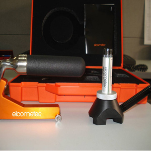 涂層檢測儀:簡稱 PIG（Paint Inspection Gauge），用鋒利的刀片劃破漆膜，然后通過顯微鏡（50X）來觀察漆膜狀況，并能計算底漆，中間漆和面漆的漆膜厚度，其精確度在±10％。使用不同的刀片其計算系數(shù)是不一樣： No.1：每一刻度為20 微米; No.2：第一刻度為10 微米; NO.3：每一刻度為2微米